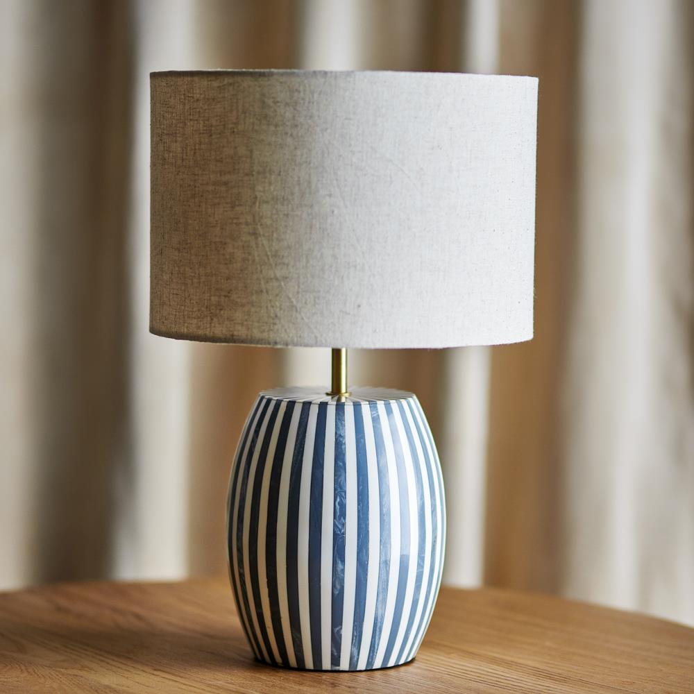 Bloomingville Tali Tischlampe grau/weiß gestreift - Tischlampe mit Leinenschirm für Wohnzimmer & Schlafzimmer