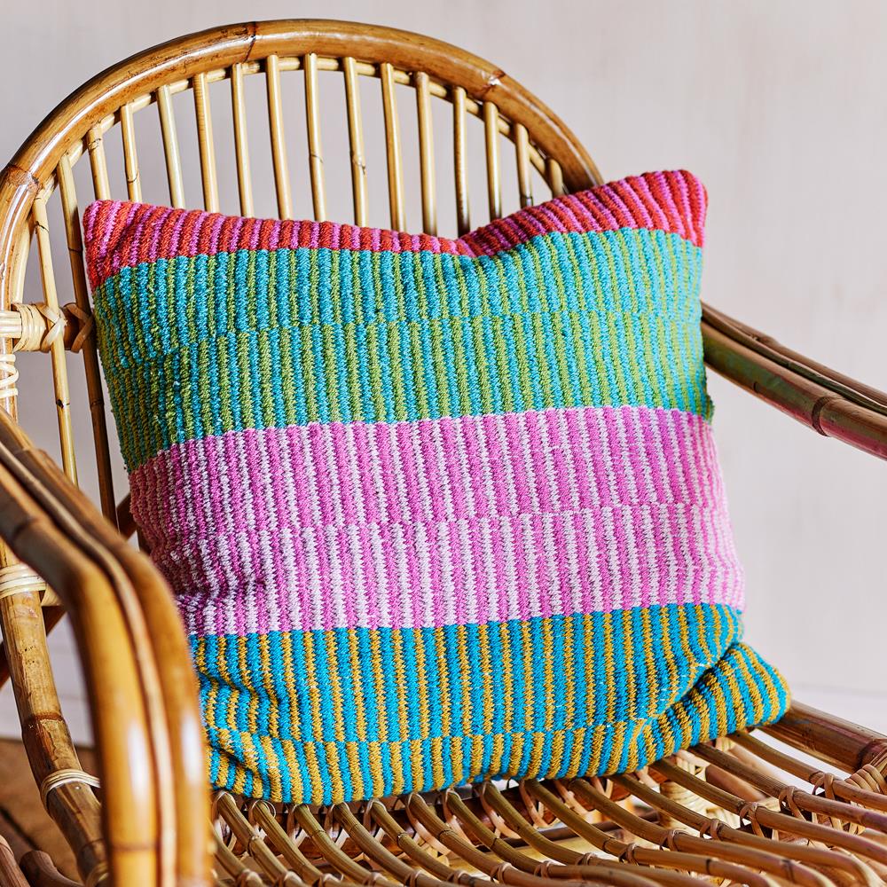 Bloomingville Isnel Kissen 45x45 cm rosa/grün - Kissen aus recycelter Baumwolle mit Streifenmuster für Sofa
