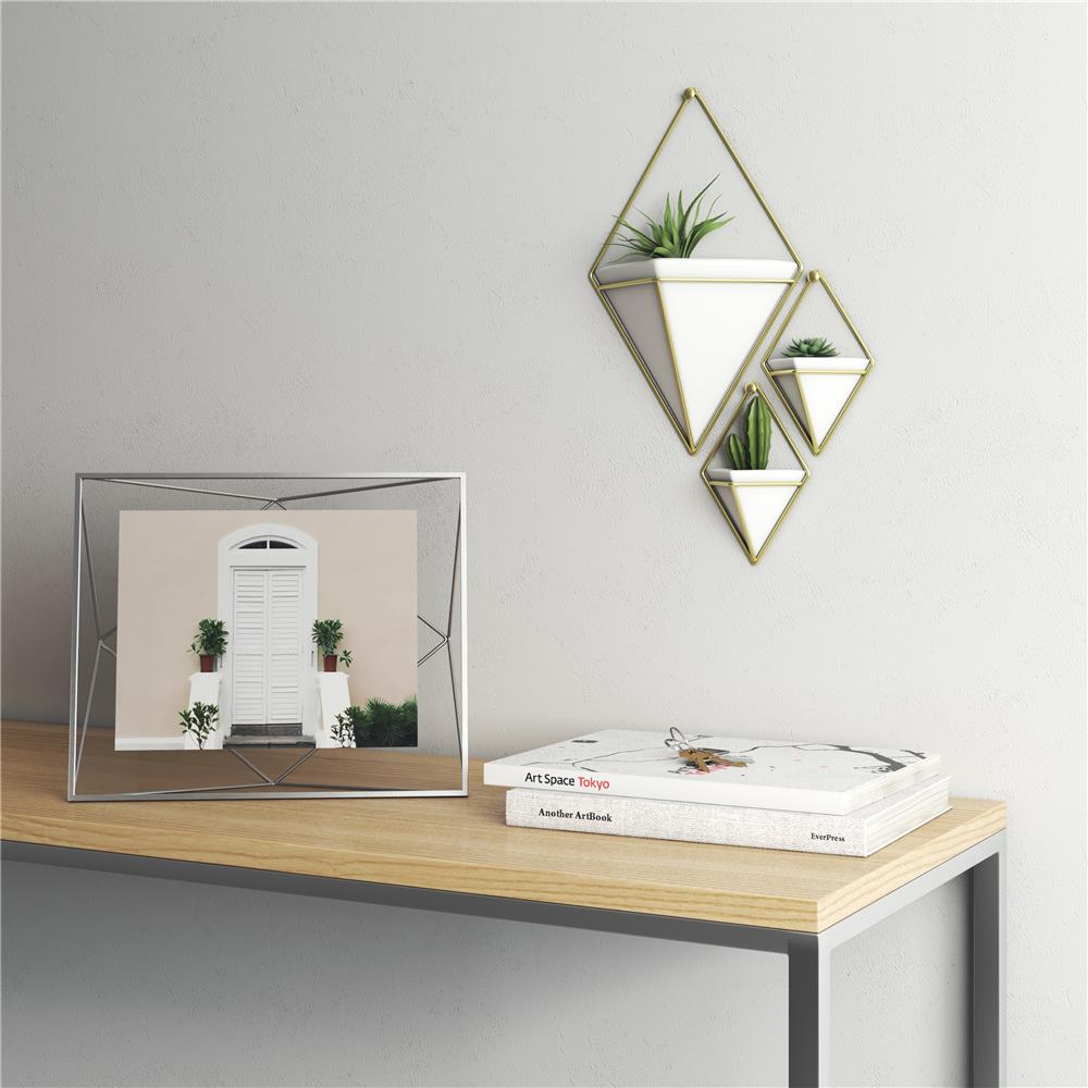 Umbra Prisma Geometrischer Bilderrahmen zum Aufhängen oder Aufstellen Chrom 30 x 25 x 8 cm