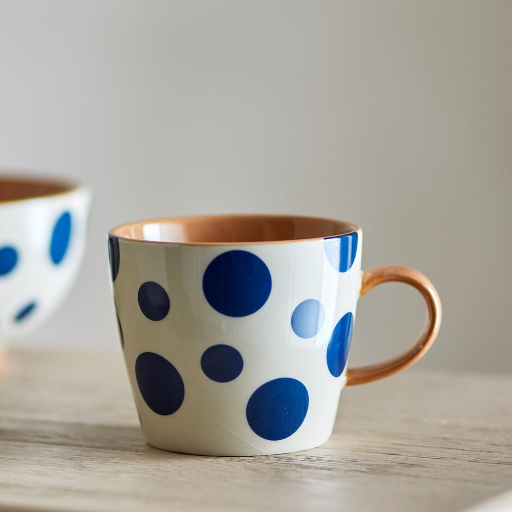 Bloomingville Miri Tasse 4er Set bunt - Steingut Tassen mit Tupfenmuster für Küche & Tischdeko