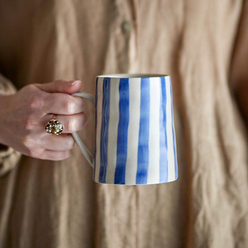 Bloomingville Begonia Tasse aus Steingut in blau, 440 ml, handbemalt, große Kaffeetasse