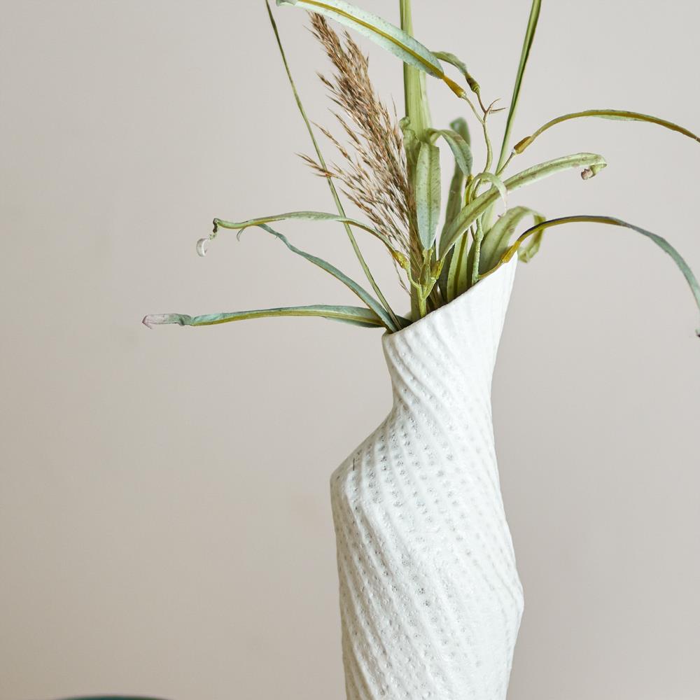 Bloomingville Fikla Vase aus Steingut in Weiß, schlanke Designvase mit gedrehter Silhouette
