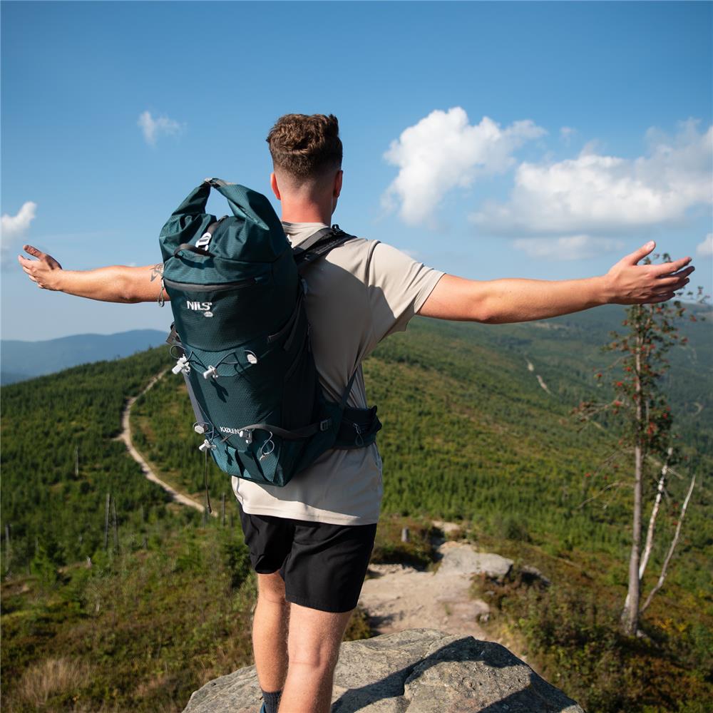 NILS CAMP Trekkingrucksack Kjolen 40L in Grün - Outdoor Rucksack mit Belüftung & Regenhülle