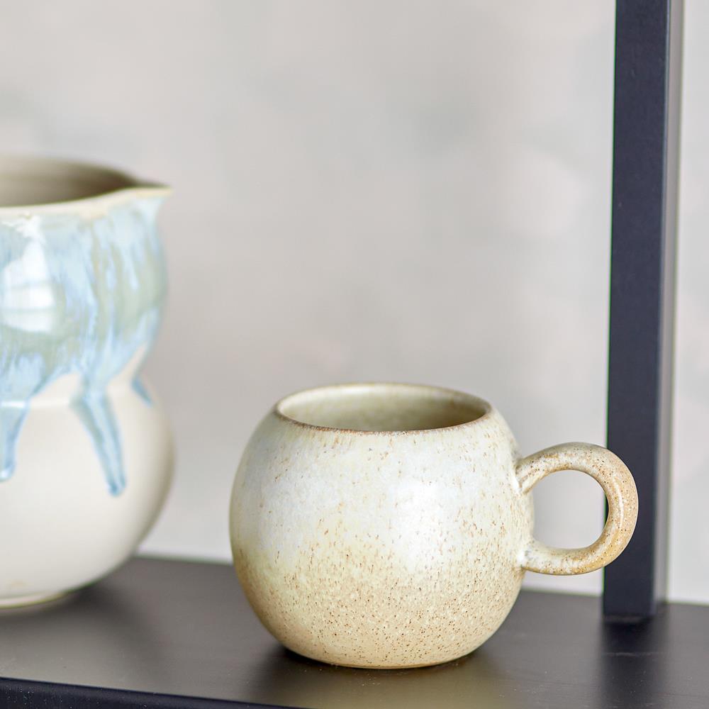 Bloomingville Paula Tasse aus Steingut in Natur 410 ml – große Tasse für Küche und Tischdeko