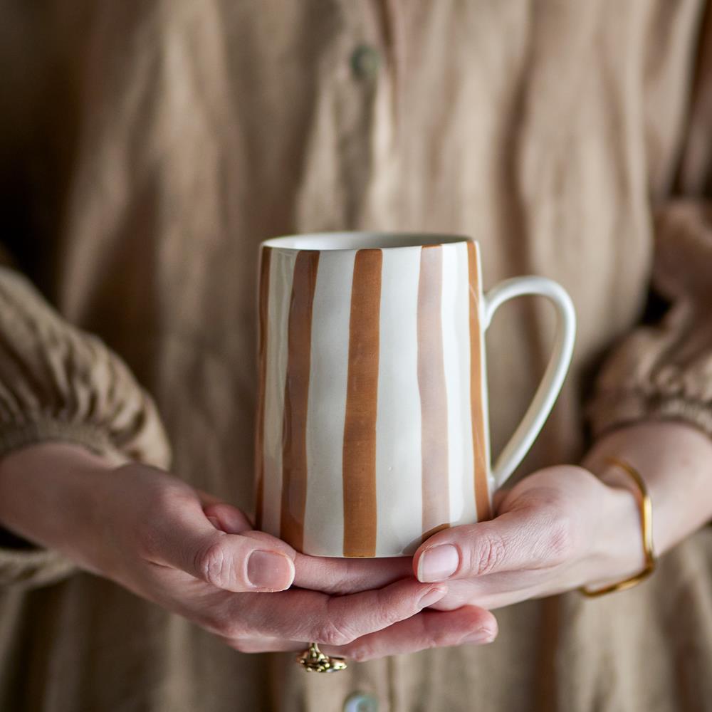 Bloomingville Begonia Tasse aus Steingut in braun, 440 ml, handbemalt, große Kaffeetasse