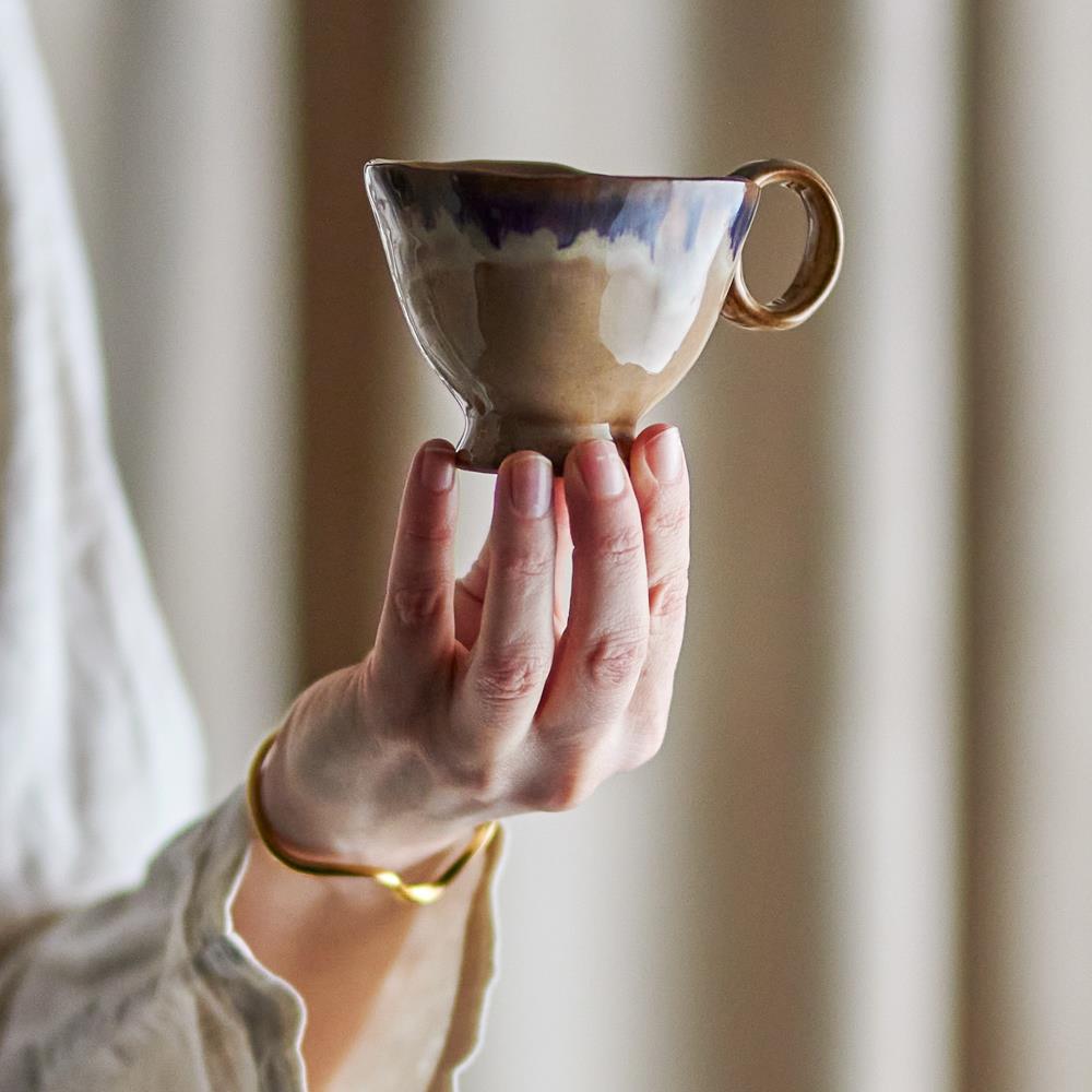 Bloomingville Imogen Tasse aus Steingut in Bunt 175 ml – handgefertigte Tasse für Küche