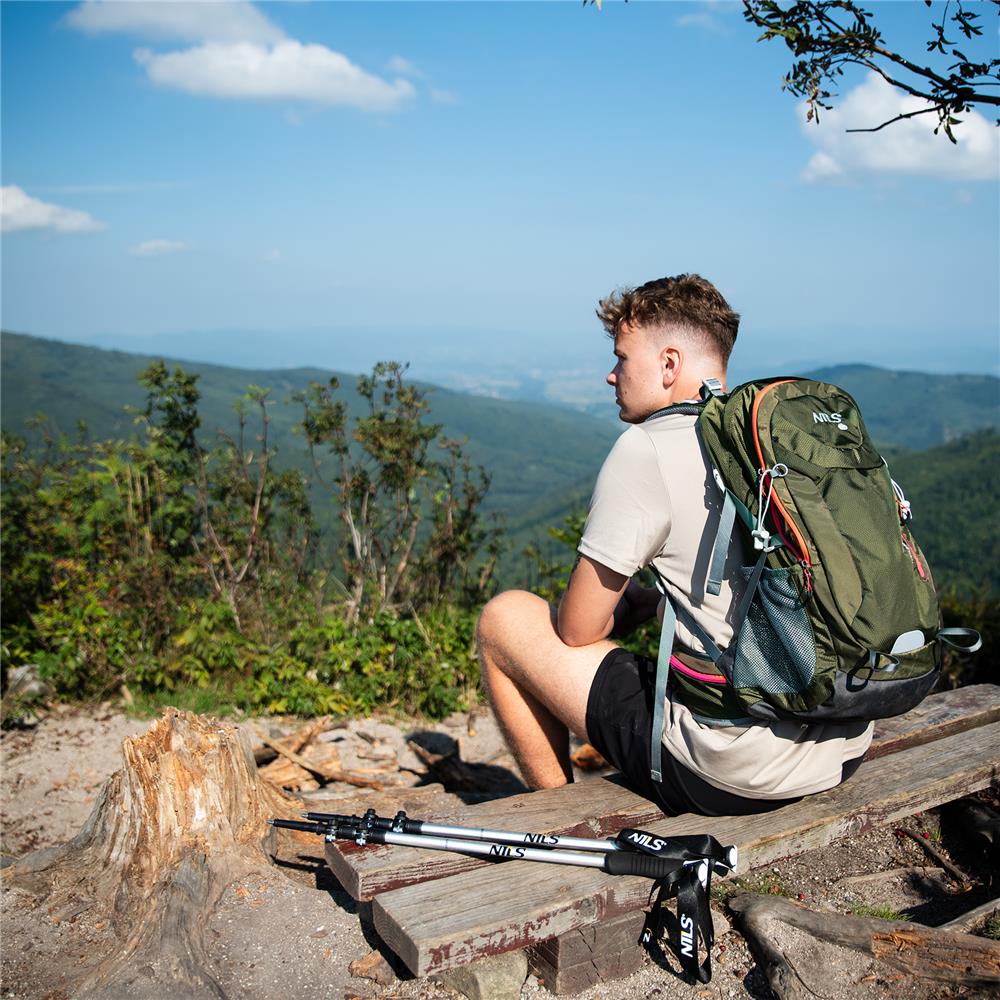 NILS CAMP Trekkingrucksack Rambler 40L in Grün - Outdoor Rucksack mit Belüftung & Regenhülle