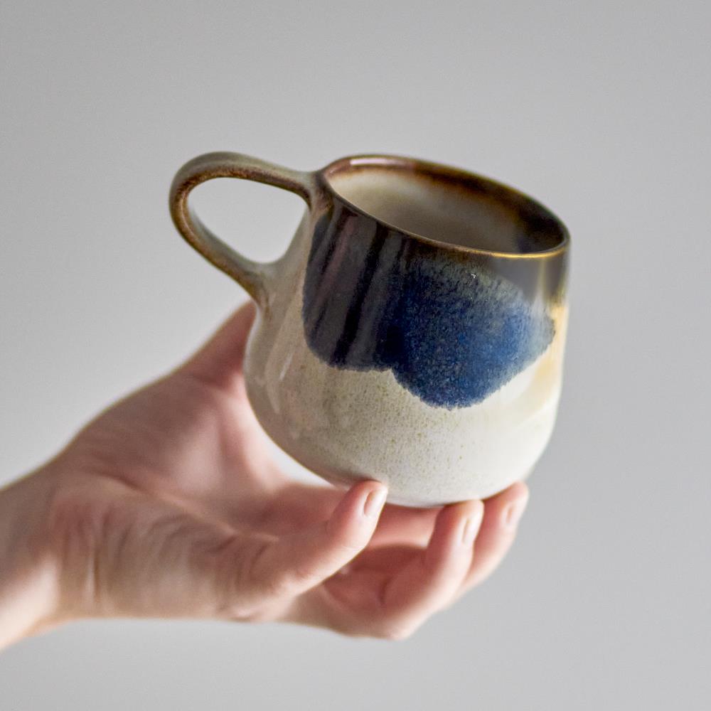 Bloomingville Jules Tasse aus Steingut in Blau 300 ml – handgefertigte Tasse für Küche