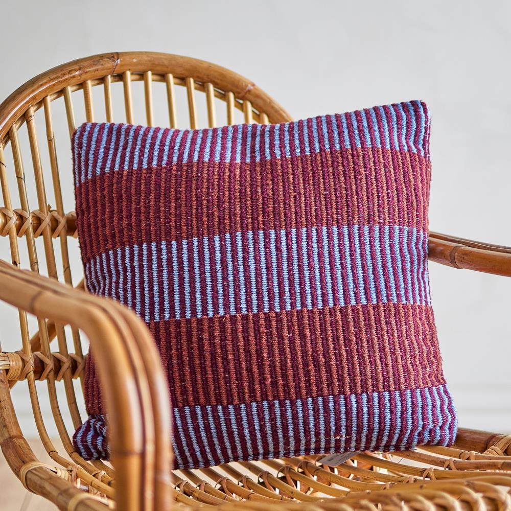 Bloomingville Isnel Kissen 45x45 cm blau/rot - Kissen aus recycelter Baumwolle mit Streifenmuster für Sofa