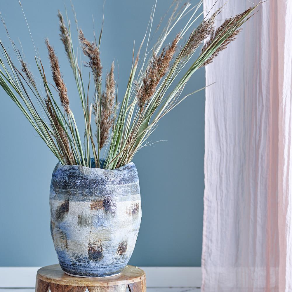 Bloomingville Nienna Vase aus Steingut in Blau – große Deko Vase für Wohnzimmer und Tisch