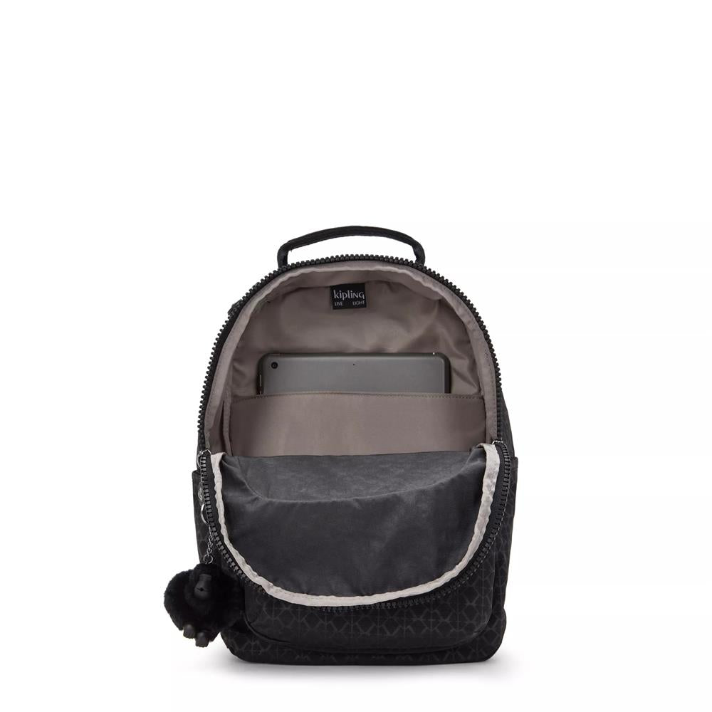 Kipling SEOUL S, kleiner Rucksack, Signature Emb (schwarz), Rucksack mit Tabletfach 11 Zoll