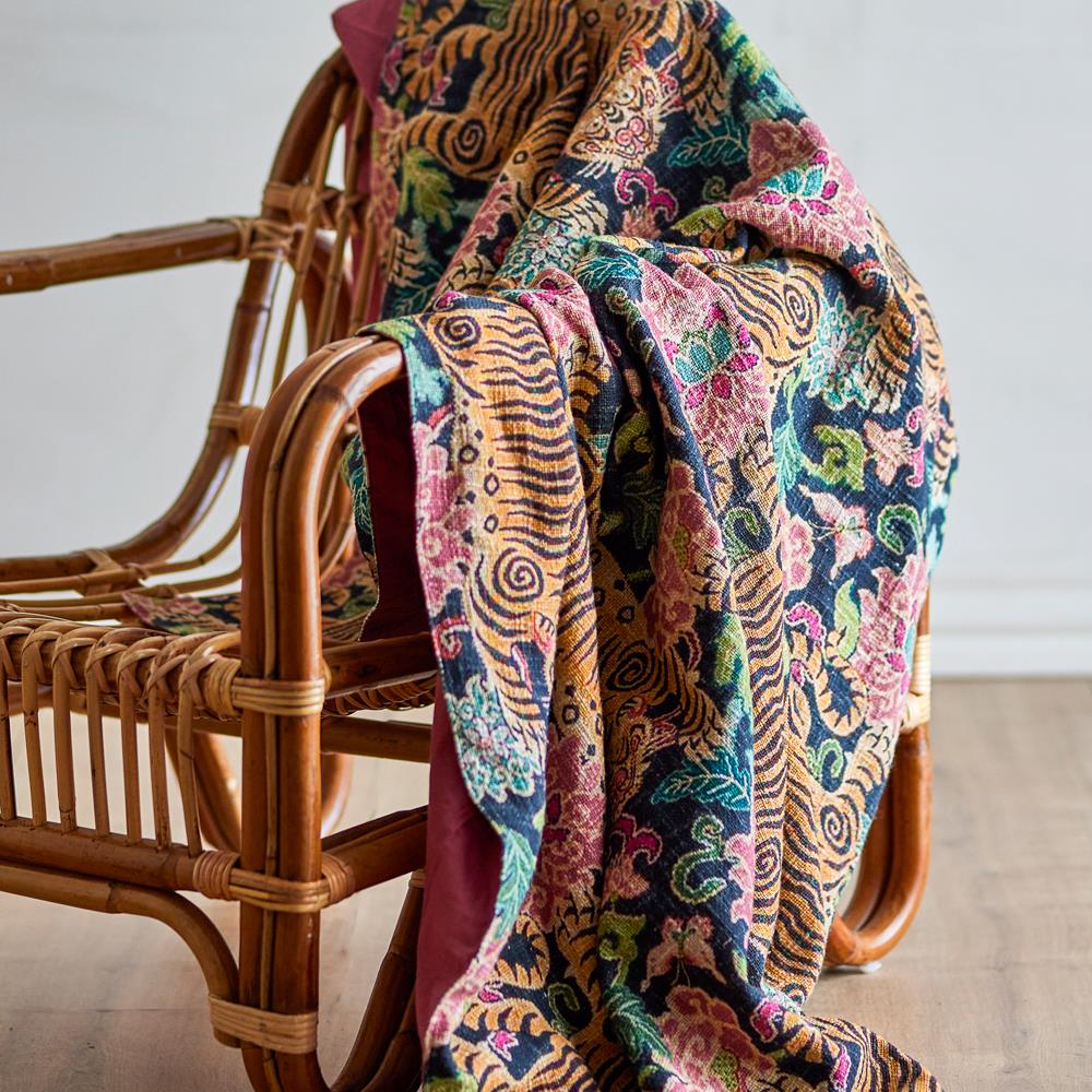 Bloomingville Lester Decke 152x127 cm bunt - Baumwolldecke mit Tigermotiv für Sofa & Wohnbereich