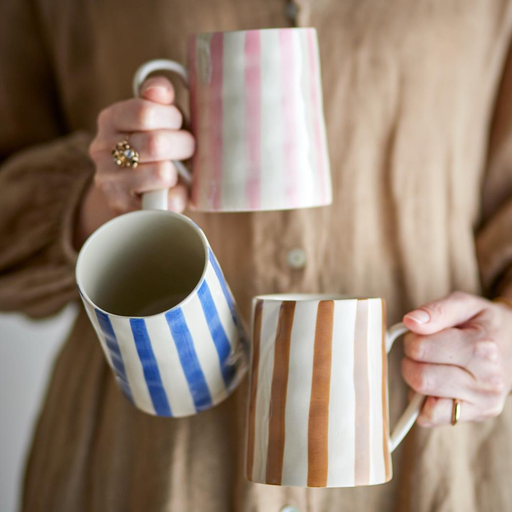 Bloomingville Begonia Tasse aus Steingut in blau, 440 ml, handbemalt, große Kaffeetasse
