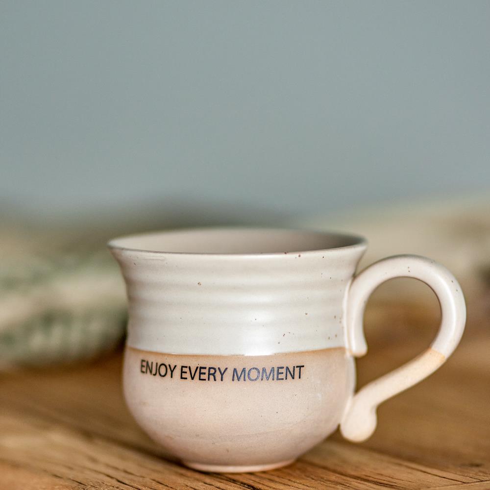 Bloomingville Claire Tasse aus Steingut in Braun mit Schriftzug „Enjoy every Moment“, große Kaffeetasse