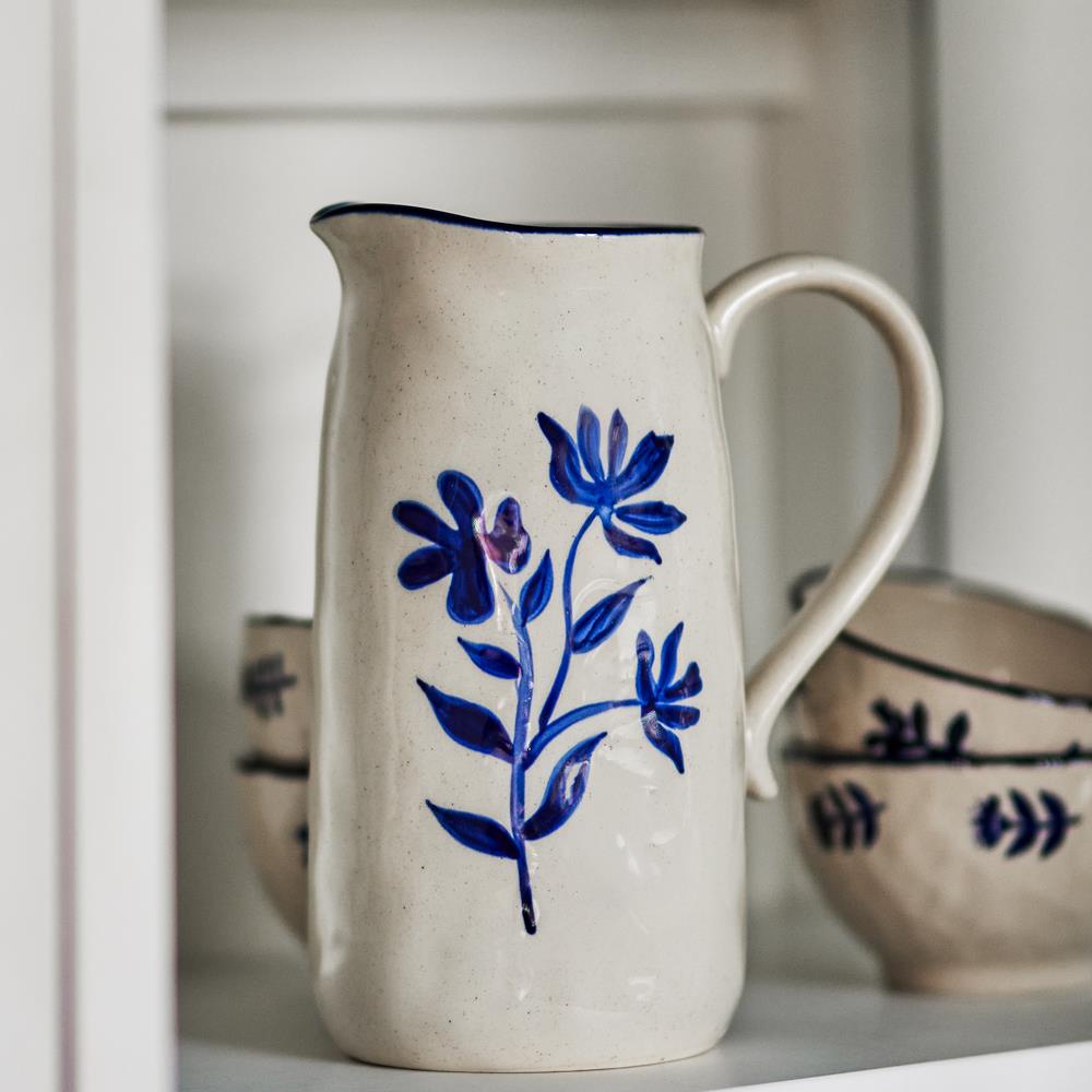 Bloomingville Eimy Krug 1898 ml blau - Steingut Krug mit Blumenmotiv für Küche & Tischdeko