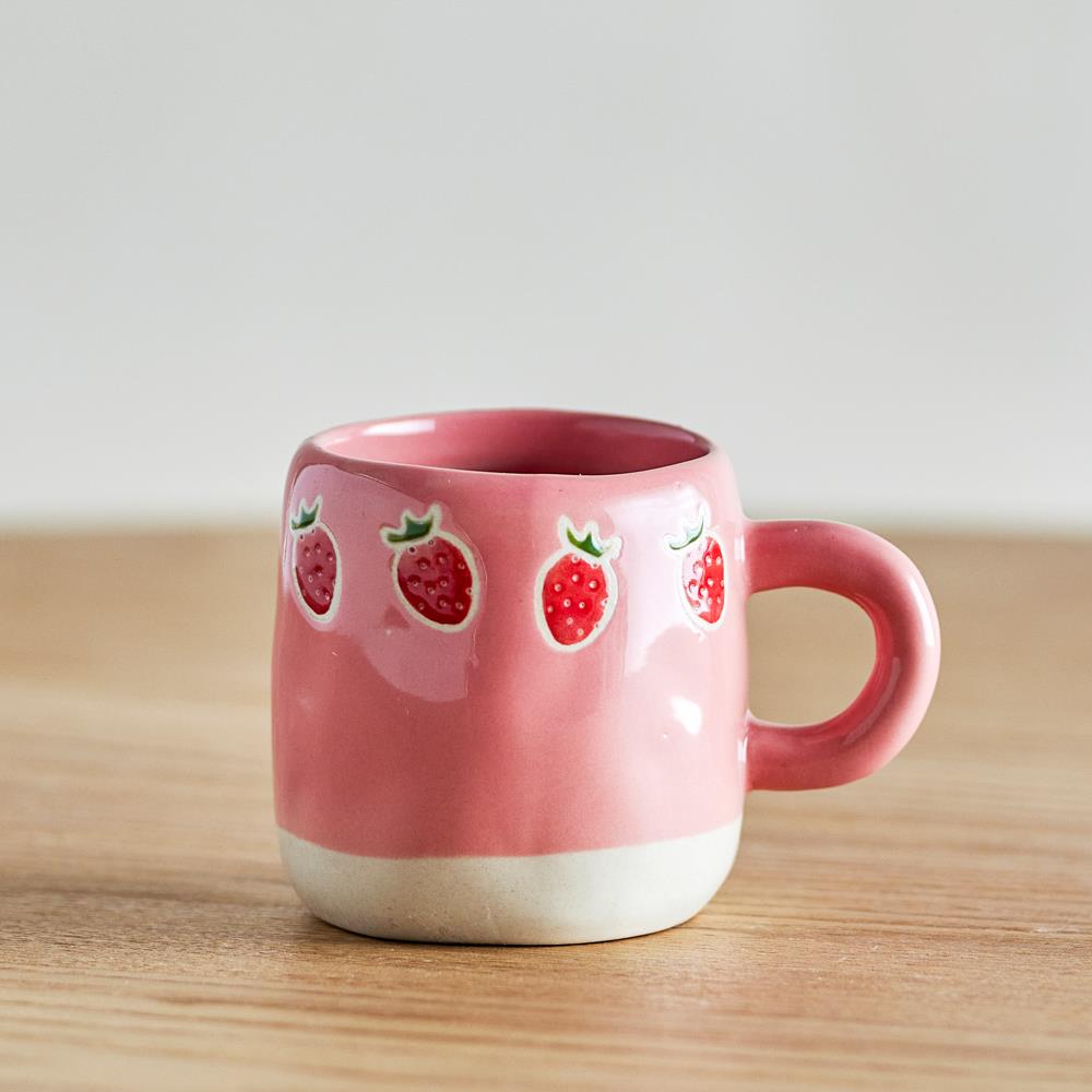 Bloomingville MINI Millie Tasse 110 ml rosa - Steingut Tasse Kinder mit Erdbeer Motiv Küche