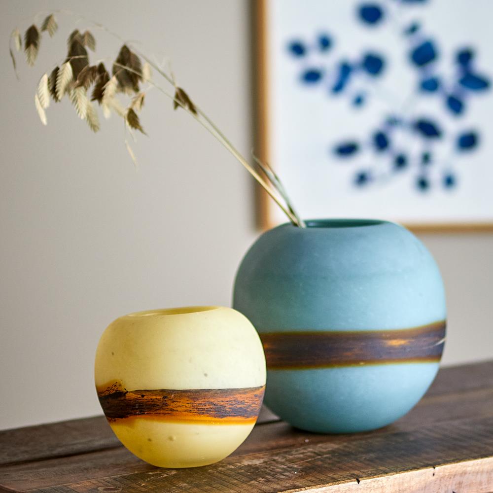 Bloomingville Melike Vase blau D20 cm aus Glas – runde Dekovase für Wohnzimmer & Tischdeko