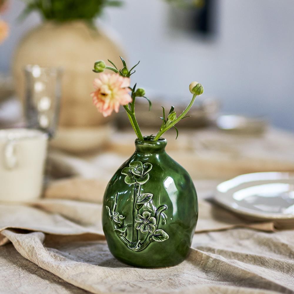 Bloomingville Ramia Vase grün - Steingut Vase mit Blumenrelief für Wohnzimmer & Dekoration