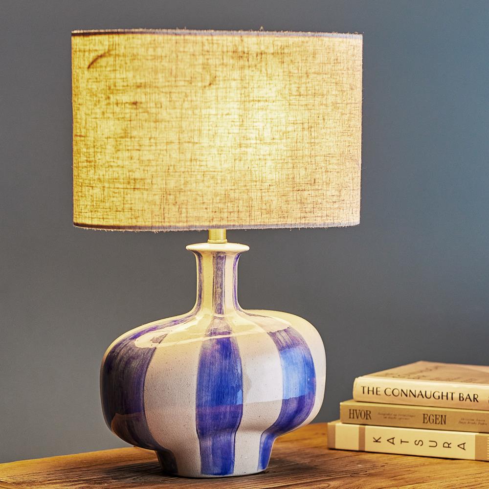 Bloomingville Alida Tischlampe bunt - Keramik Lampe mit Leinen Schirm für Wohnzimmer & Deko