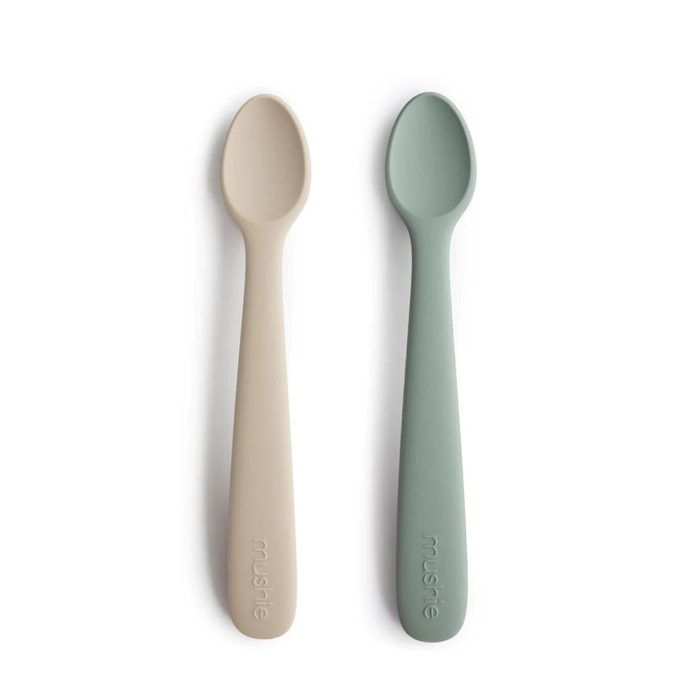 Mushie Silikon-Babylöffel 2er Set, Shifting Sand/Cambridge Blue, BPA-frei