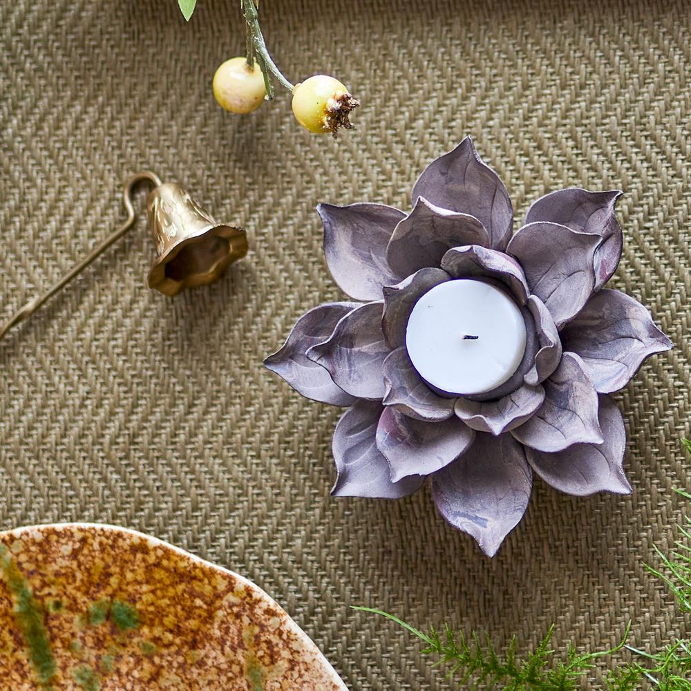 Bloomingville Eira Teelichthalter aus Steingut in Braun, blumenförmig, dekorativer Kerzenhalter