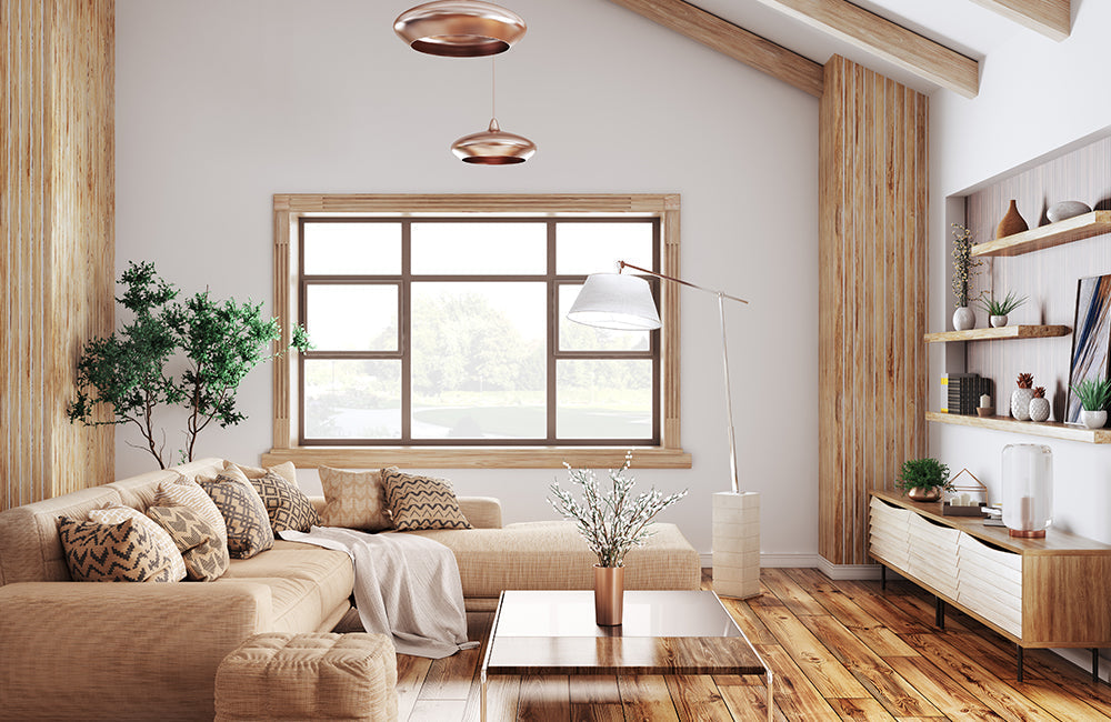Helles Holz im Wohnzimmer mit Weiß kombiniert.