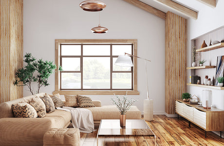 Helles Holz im Wohnzimmer mit Weiß kombiniert.
