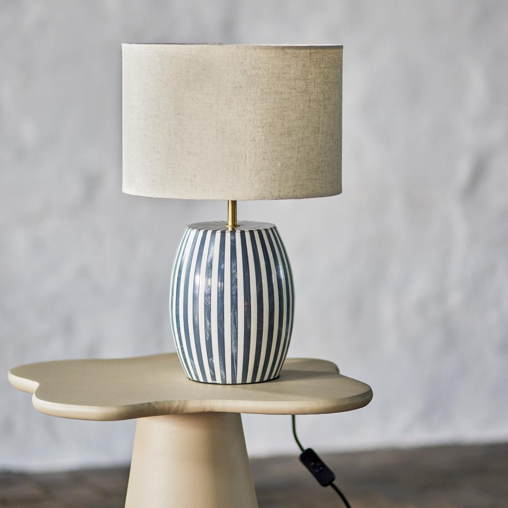 Bloomingville Tali Tischlampe grau/weiß gestreift - Tischlampe mit Leinenschirm für Wohnzimmer & Schlafzimmer