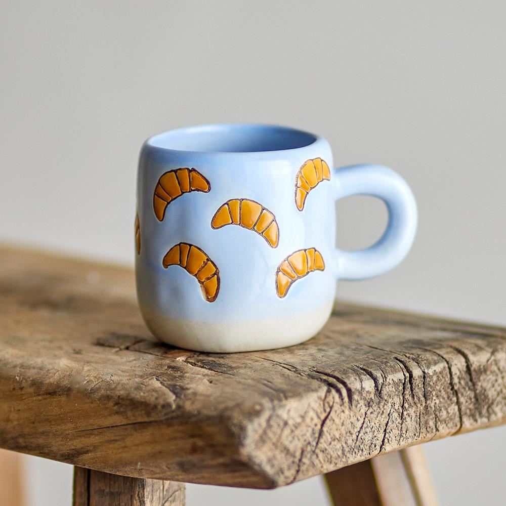 Bloomingville MINI Millie Tasse 110 ml blau - Steingut Kinder Tasse mit Croissantmotiv für Küche