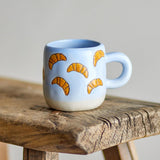 Bloomingville MINI Millie Tasse 110 ml blau - Steingut Kinder Tasse mit Croissantmotiv für Küche
