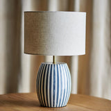 Bloomingville Tali Tischlampe grau/weiß gestreift - Tischlampe mit Leinenschirm für Wohnzimmer & Schlafzimmer