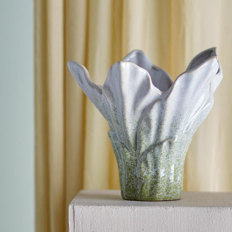 Bloomingville Erato Vase aus Steingut in Grün – organische Deko Vase fürs Wohnzimmer