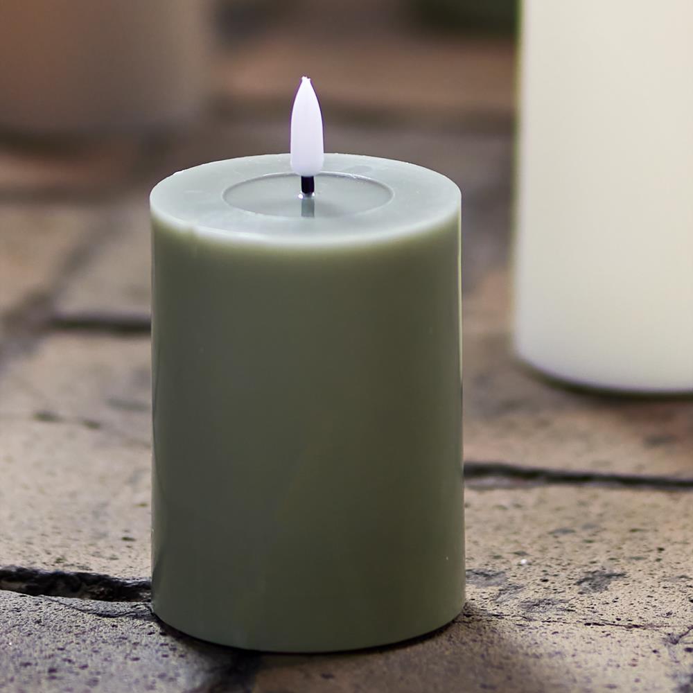 Bloomingville Ponza LED-Kerze 10 cm grün - LED Echtwachskerze mit 3D Flamme & Timer für Wohndeko