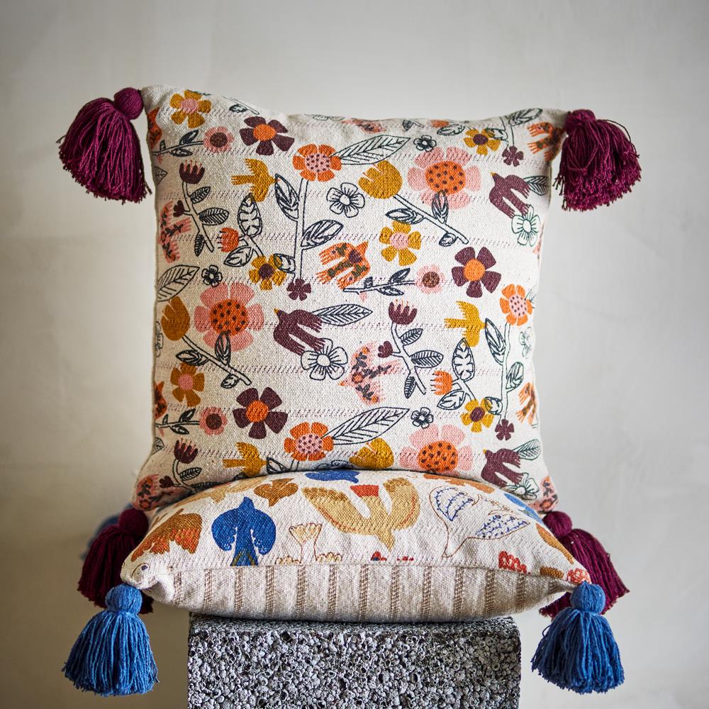 Bloomingville Vivielle Kissen 45x45 cm bunt - Baumwollkissen mit Blumenmuster & Quasten für Sofa
