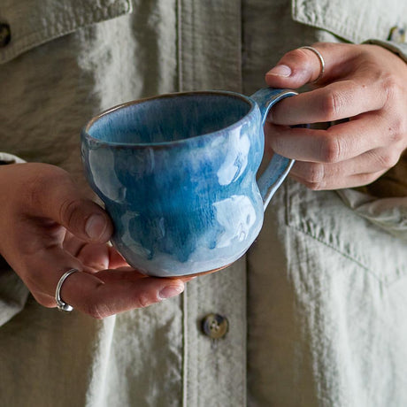 Bloomingville Nara Tasse blau 350 ml aus Steingut – Kaffeetasse mit Henkel für Küche & Tischdeko