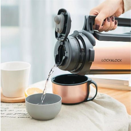 LocknLock Isolierkanne 1,5 L Rosegold - Thermoskanne Edelstahl mit Becher & Tragegurt