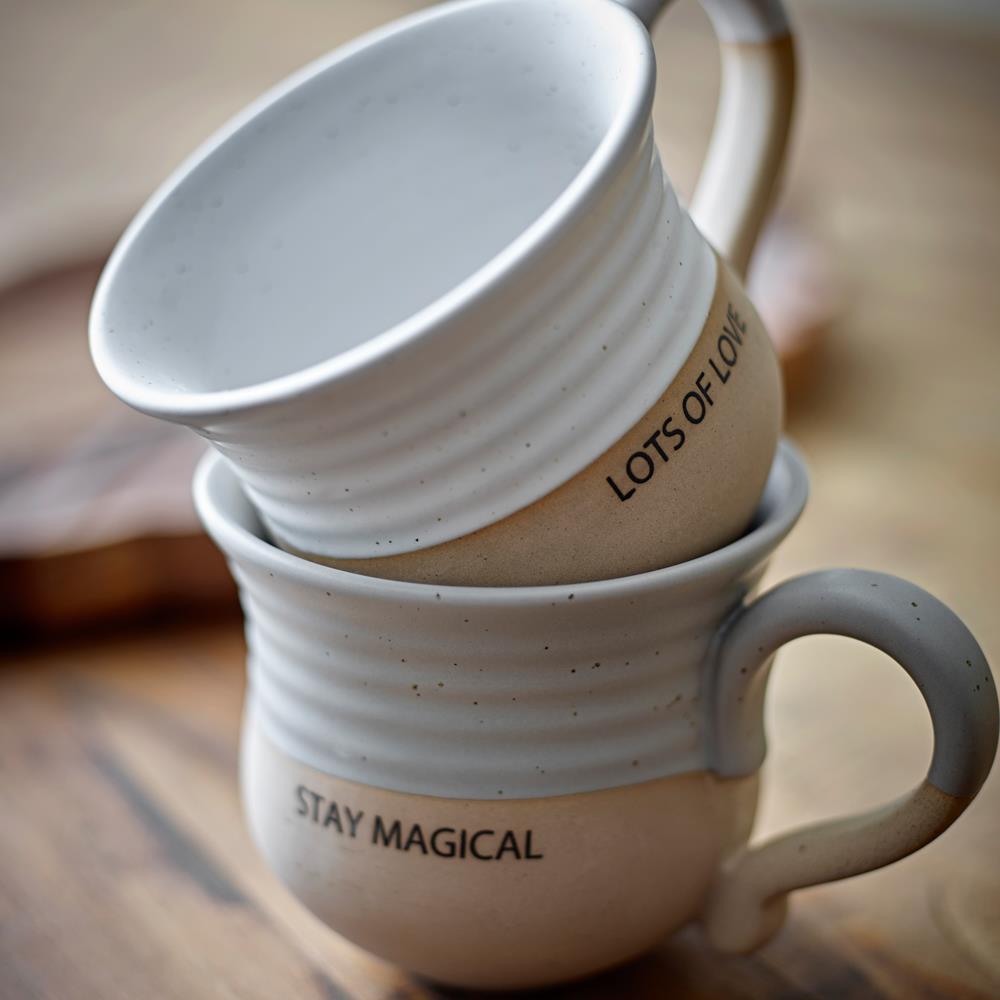 Bloomingville Claire Tasse aus Steingut in Weiß mit Schriftzug „Lots of love“, große Kaffeetasse