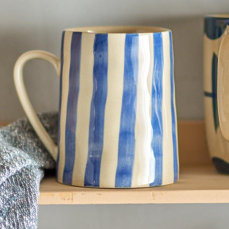 Bloomingville Begonia Tasse aus Steingut in blau, 440 ml, handbemalt, große Kaffeetasse