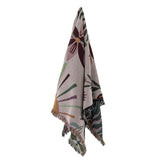 Bloomingville Yash Decke 160x130 cm bunt - Plaid aus recycelter Baumwolle mit botanischem Muster für Sofa