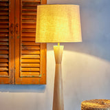Bloomingville Leonor Stehlampe natur H130 cm aus Gummibaumholz – Stehleuchte für Wohnzimmer