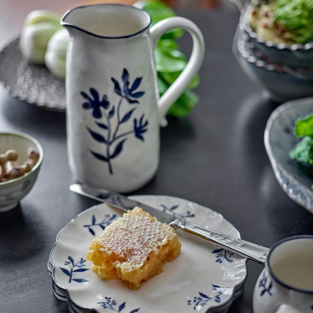 Bloomingville Eimy Krug 1898 ml blau - Steingut Krug mit Blumenmotiv für Küche & Tischdeko