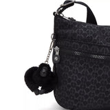 Kipling IZELLAH, mittelgroße Schultertasche, Signature Emb (schwarz), Umhängetasche mit viel Stauraum