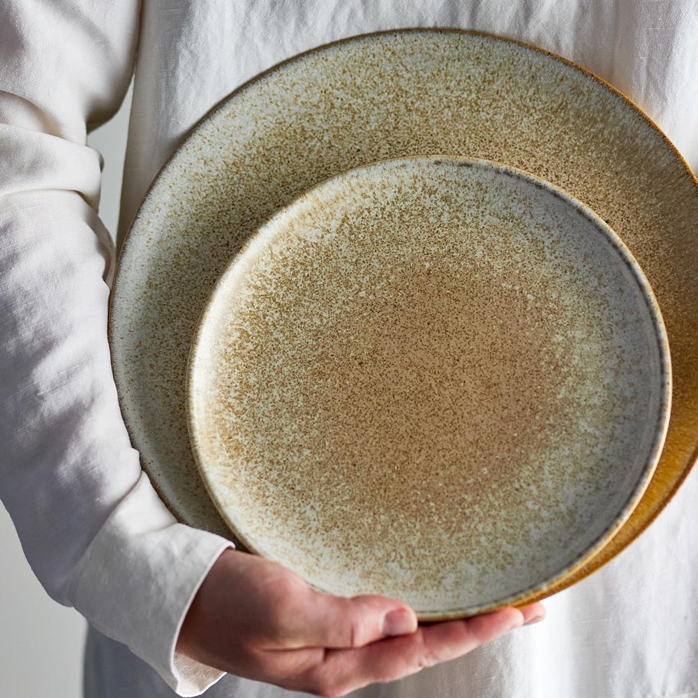 Bloomingville Paula Teller aus Steingut in Natur D26,5 cm – Speiseteller für Küche und Tischdeko