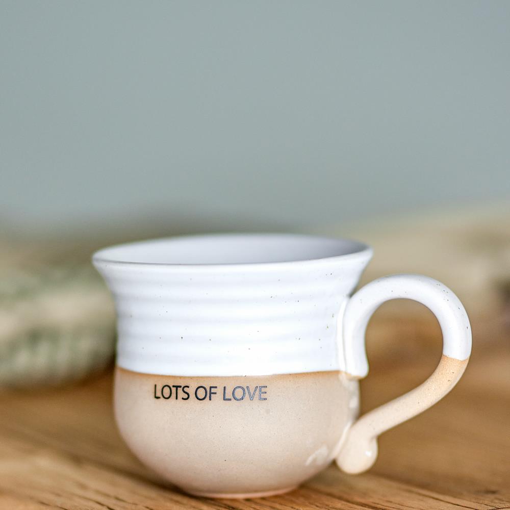Bloomingville Claire Tasse aus Steingut in Weiß mit Schriftzug „Lots of love“, große Kaffeetasse