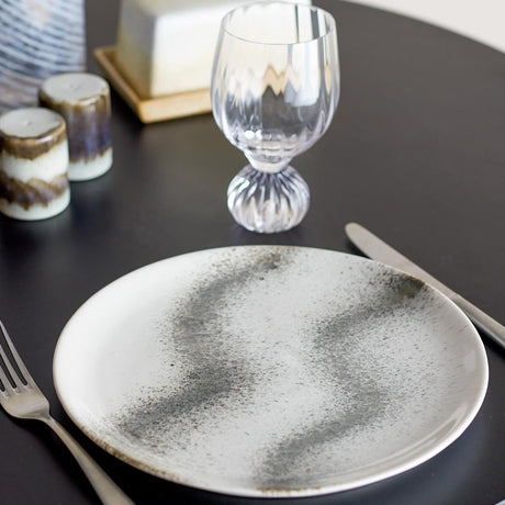 Bloomingville Paula Teller aus Steingut in Grau D26,5 cm – großer Speiseteller für Esszimmer
