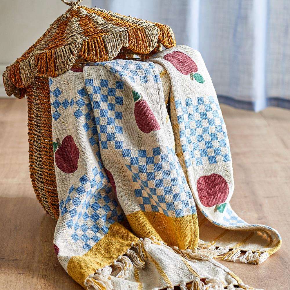 Bloomingville MINI Gala Decke 160x130 cm bunt - Kinderdecke aus recycelter Baumwolle mit Apfelmotiv für Sofa