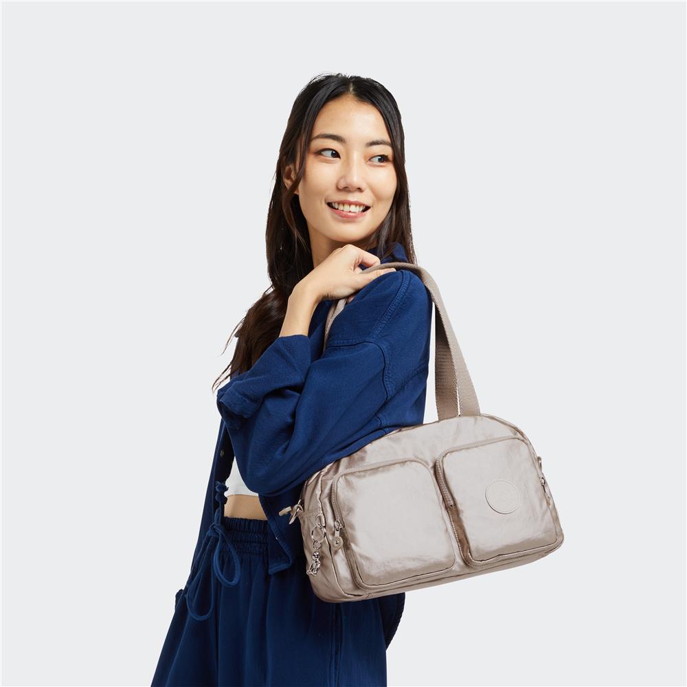 Kipling COOL DEFEA, Mittelgroße Schultertasche, Metallic Glow (beige), Umhängetasche