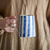 Bloomingville Begonia Tasse aus Steingut in blau, 440 ml, handbemalt, große Kaffeetasse