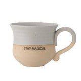 Bloomingville Claire Tasse aus Steingut in Grau mit Schriftzug „Stay magical“, große Kaffeetasse