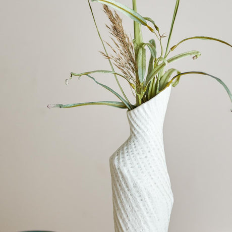 Bloomingville Fikla Vase aus Steingut in Weiß, schlanke Designvase mit gedrehter Silhouette